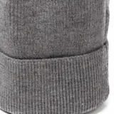 Gorro tipo beanie de tejido acrílico con textura acanalada y etiqueta pequeña con logo en el lateral.