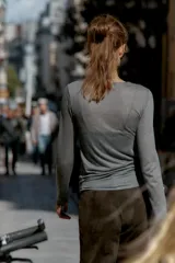 Camiseta de manga larga color beige, con cuello redondo y detalle de camiseta interior en el mismo tejido. Tiene un bajo asimétrico y corte slim fit.