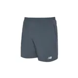 Short deportivo gris con logo de New Balance en la pierna izquierda.