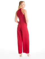 Enterito largo de crepe color rojo, con escote halter entrelazado, sin mangas y corte recto en las piernas. Cuenta con bolsillos delanteros, forro interno y cierre invisible en la espalda.