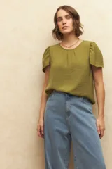Top de manga corta color verde oliva, con cuello a la base y textura arrugada o plisada.