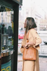 Chaleco color blanco de cuero con dos bolsillos a los lados con capacidad y bolsillos internos.