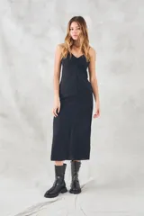 Vestido midi negro de viscosa con breteles finos y escote en V con frunce.