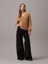 Sweater marrón de buclé de algodón, nailon y lana, con estructura de canalé, corte regular, cuello en V y bajo de canalé.