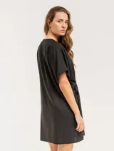 Vestido corto color verde militar, con cuello redondo, mangas cortas y cintura ajustable con cordón.