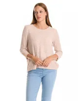 Buzo en tejido soft de la marca Ruby Rd, color beige, con cuello redondo y mangas tres cuartos que cuentan con aplique de botones en los puños y terminación con aberturas laterales.