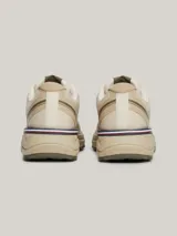 Zapatillas de running Tommy Hilfiger color beige con detalles en verde oliva. Capellada de tejido de punto y paneles de malla, suela dentada de goma y caucho, logo de Tommy Hilfiger Sport en el lateral y detalle distintivo en el talón.