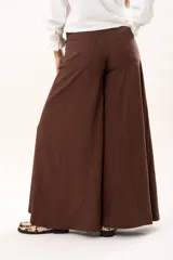 Pantalón de tiro medio con corte súper acampanado, confeccionado en gabardina con spandex. Presenta bolsillos delanteros y traseros, con cierre frontal de cremallera y botón.