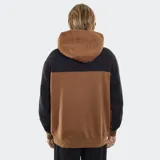 Canguro con capucha y cordones ajustables, diseño color block en tonos marrón y negro, con bolsillo frontal tipo canguro y logo de la marca bordado en el pecho.