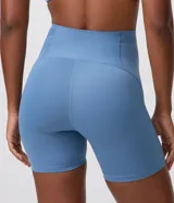 Bermuda deportiva ciclista de microfibra color celeste, con ajuste al cuerpo y tiro alto.