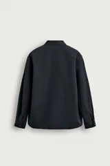 Sobrecamisa regular fit de Zara Brothers color azul marino, confeccionada en mezcla de algodón, lyocell y lino. Presenta cuello solapa, manga larga con puños abotonados, bolsillos de parche en el pecho y cierre frontal con botones.