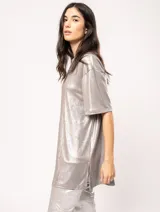 Remera blanca oversized de tela elastizada con tajos laterales y escote redondo.