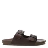 Sandalias de hombre con diseño de doble tira ajustable mediante hebillas metálicas negras. Presentan una base ergonómica y texturizada en color marrón oscuro.