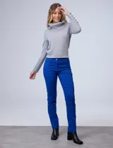 Pantalón de gabardina elastizada color beige, marca Zac & Rachel, corte slim, con pretina con pasadores, botón y cierre. Delantera con tres bolsillos y trasera con bolsillos ojal.