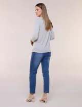 Remera gris melange de manga 3/4 con estampado de rayas finas, escote redondo y detalle de frunce lateral regulable con cordón ajustable.