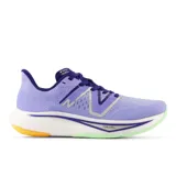 Championes de running New Balance FuelCell Rebel v3, color lila con detalles en azul y plateado.