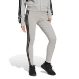 Calza deportiva Adidas Essentials, color gris melange con franjas laterales negras y logo de la marca estampado en el muslo.