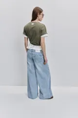 Jean wide leg de tiro medio, con pierna amplia de caída recta, diseño de cinco bolsillos, pasacintos y cierre frontal con botón y cremallera.