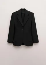 Blazer negro entallado de mezcla de lyocell y viscosa, con cuello pico, solapas de muesca, manga larga y dos bolsillos de parche laterales.