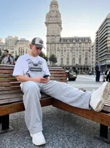 Pantalon deportivo de corte baggy y silueta oversize, confeccionado en tejido de algodón. Presenta cintura elástica y costuras decorativas verticales que estructuran el diseño, aportando un estilo urbano y relajado.