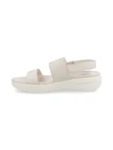 Sandalia de plataforma baja con dos tiras anchas en el empeine y ajuste de velcro en el talón. Diseño ergonómico con suela de goma texturizada.