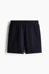 Short de felpa liviana de algodón color negro, con cintura elástica, cordón ajustable oculto y bolsillos laterales.