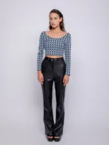 Top de tejido de punto con estampado geométrico en blanco y negro, de manga larga y cuello redondo.