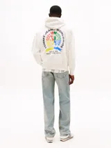 Buzo con capucha blanco de Tommy Jeans, corte amplio, con logo bordado en el pecho, logo del escudo en la espalda y escudos estampados en las mangas.