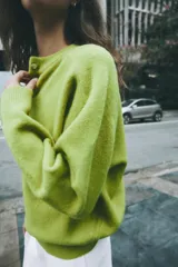Sweater de punto color marrón, con cuello redondo y cierre frontal parcial con botones. Manga larga y diseño clásico.