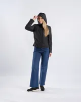 Campera entallada de material textil color negro, con cuello alto, capucha fija y cierre frontal completo. Presenta mangas largas y diseño con paneles curvos.