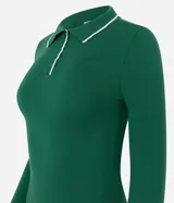 Blusa de punto color blanco con cuello polo, manga larga y detalles de ribete en contraste color negro en el cuello, puños y ruedo. Confeccionada en mezcla de viscosa, poliéster y poliamida.