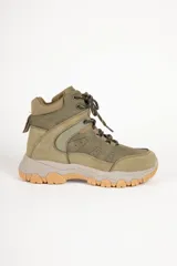 Zapatilla tipo hiking de caña media, confeccionada en una combinación de cuero sintético y nylon en tonos verde oliva. Presenta cordones a tono, interior acolchado para mayor abrigo y suela de goma dentada en color beige y caramelo para un mejor agarre.
