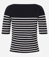 Blusa de punto con textura acanalada, diseño de rayas horizontales en azul marino y blanco, escote barco y manga corta.