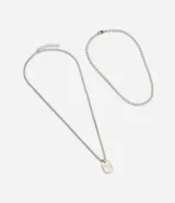 Kit de dos collares masculinos con acabado plateado, compuesto por una cadena de esferas y una cadena fina con dije de medalla con estrellas.