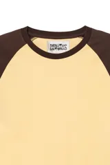 Camiseta cropped fit de manga larga con diseño raglán en combinación de colores marrón y tostado, cuello redondo y bordes rústicos.
