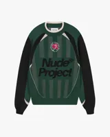 Suéter de punto Nude Project con diseño inspirado en camisetas de fútbol retro. Presenta un patrón de rayas verticales en tonos verde, negro y gris, con el logo de la marca en gran tamaño y una rosa bordada en el pecho. Posee cuello redondo acanalado y mangas largas con puños elásticos.