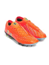 Championes de fútbol Under Armour Magnetico Elite 4 FG, color naranja vibrante con detalles en gris y verde neón. Presentan tecnología UA Clone en la parte superior para un ajuste personalizado, impresión 3D para mayor control y suela ligera con tacos mixtos para tracción multidireccional.