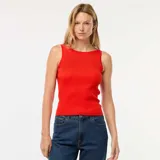 Camiseta sin mangas roja de punto acanalado.