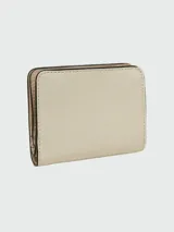 Billetera mini compacta Marc Jacobs color beige con logo dorado en el frente y correa de muñeca rosa.