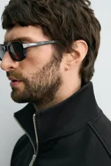 Sudadera roja de corte regular, con cuello alto y cierre frontal de cremallera. Manga larga y terminaciones en rib.