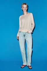 Jersey de punto verde militar con efecto doble, escote redondo y mangas largas con detalles en blanco en el cuello, puños y ruedo.