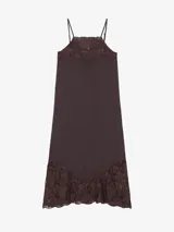 Vestido largo celeste de lino, de silueta recta y finos breteles regulables, con detalles de encaje aplicado en el escote y en el ruedo asimétrico.