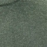 Buzo de punto elástico de peso medio, color verde, con cuello redondo y puños y ruedo acanalados. Presenta un pequeño parche con logo en el lateral inferior.