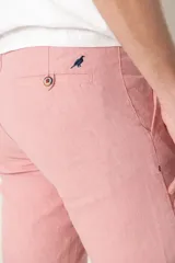 Bermuda de corte clásico confeccionada en una mezcla de ramio y algodón, con cierre frontal de botón y bolsillos laterales.