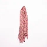 Pashmina estampada con flores en tonos rosa, lila y verde, con terminaciones en flecos.