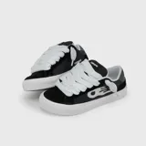 Zapatillas urbanas Venefo color negro con cordones blancos anchos, suela blanca y detalle lateral bordado en blanco.