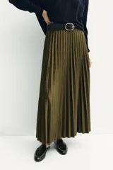 Falda midi de tiro alto en tejido plisado color verde oliva. Presenta un cinturón negro a contraste con hebilla metálica dorada y cierre lateral con cremallera oculta.