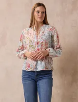 Blusa de gasa plisada con estampado floral en tonos rosas y celestes. Presenta cuello a la base con escote en V y lazo de ajuste frontal, mangas largas con puños elásticos y corte recto.