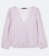 Blusa de poliéster color lila con transparencia, escote en V y mangas largas abullonadas con puños elásticos.