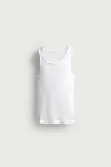 Musculosa blanca de corte regular fit en tejido ligero de algodón, con cuello redondo amplio y diseño de doble capa en los acabados a tono.